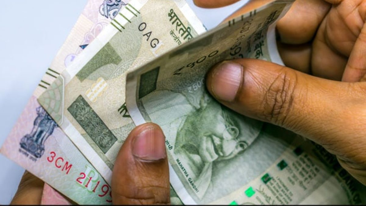 Cabinet approves Rs 3,000 pension scheme for small shopkeepers, retail traders