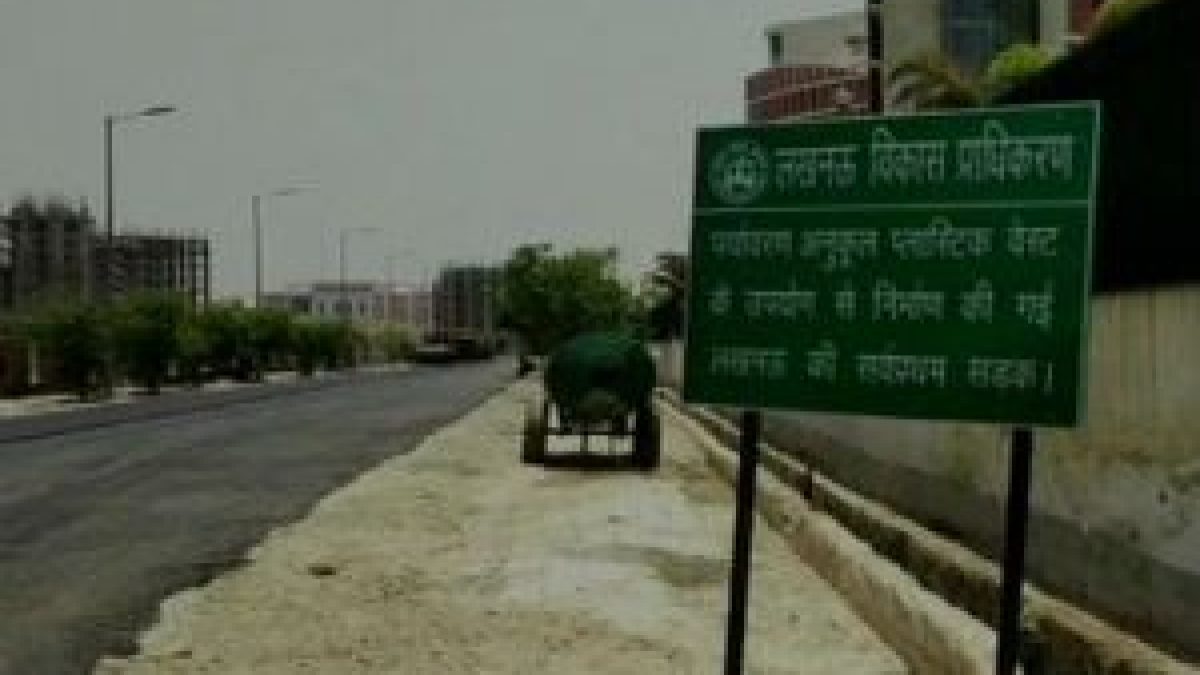 For the first, the Lucknow government has begun the construction of roads using plastic waste