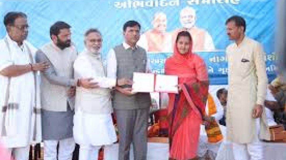 Mansukh Mandaviya hands over the Citizenship certificates