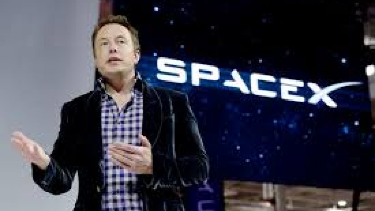 SpaceX plans first manned flight to space station