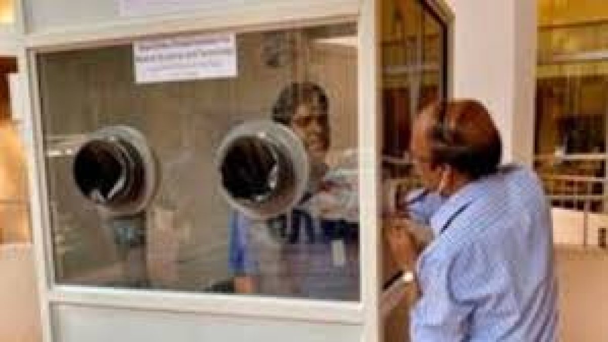 Disinfected barrier-examination booth for examining COVID-19 patients