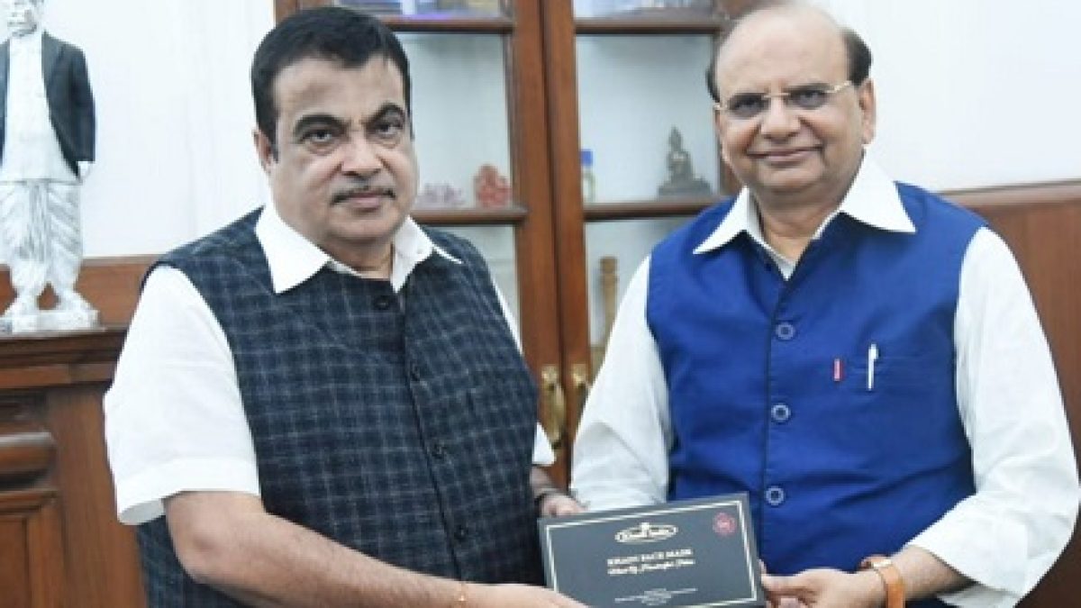 Government launches Khadi’s Gift Box of Silk Mask