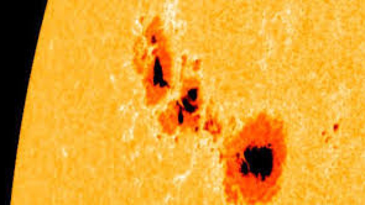 NASA observed a massive Sunspot group