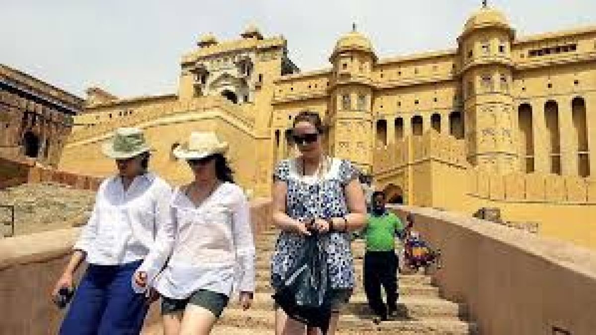 Tourism Ministry signed MoU with TAAI & FLO to promote tourism