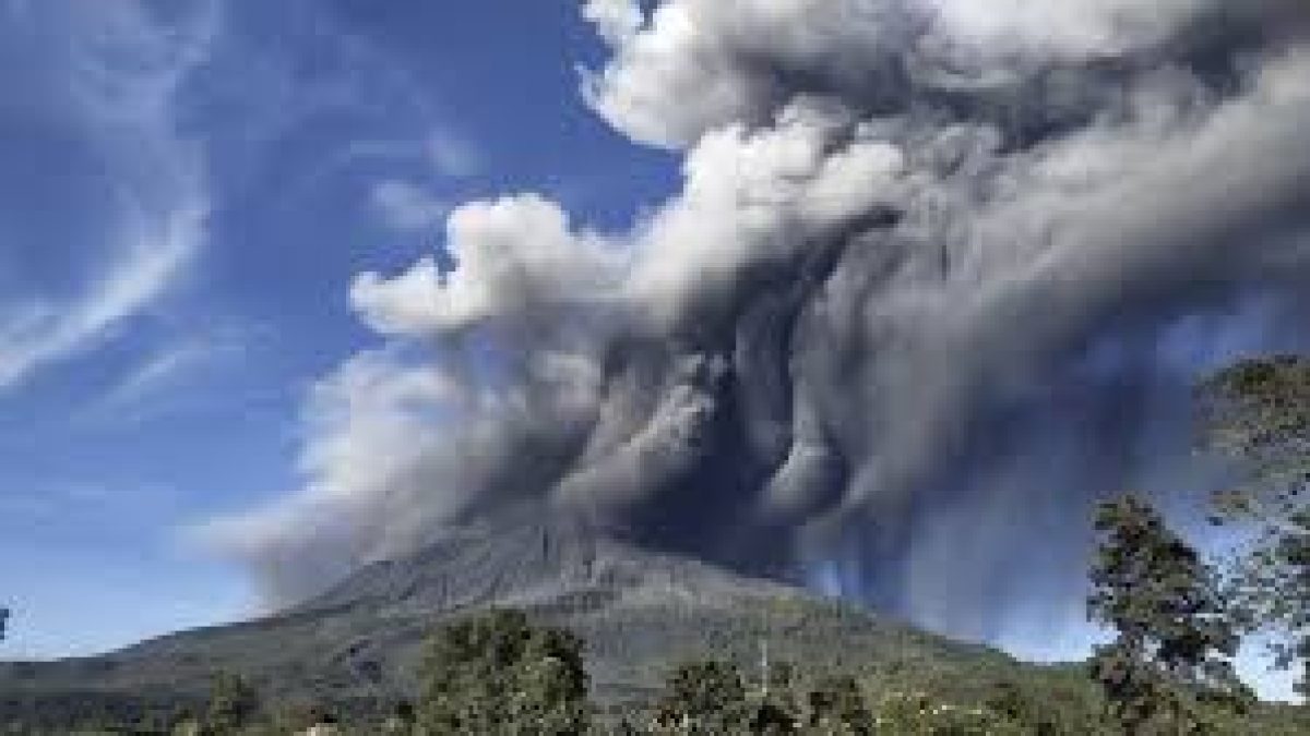 Sinabung volcano spewed new burst of hot ash