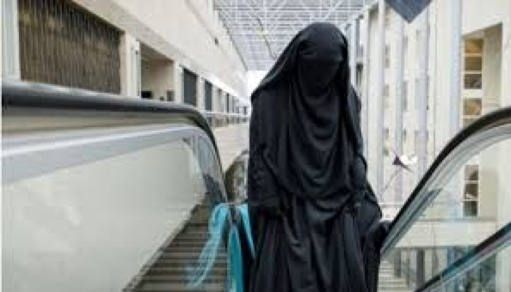 Sri Lanka announces burqa ban, to shut 1,000 madrasas