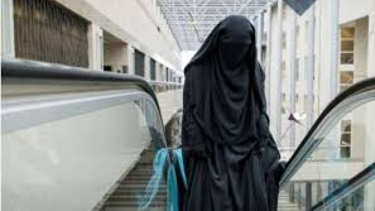 Sri Lanka announces burqa ban, to shut 1,000 madrasas