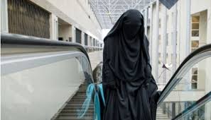 Sri Lanka announces burqa ban, to shut 1,000 madrasas