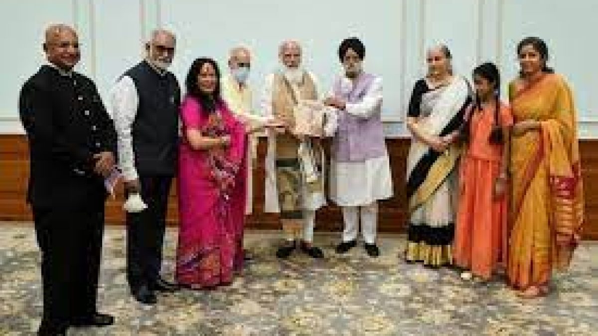 PM received 1st copy of 'The Ramayana of Shri Guru Gobind Singh'