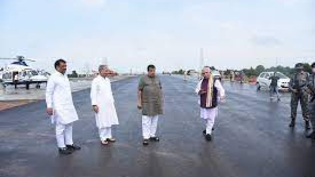 Nitin Gadkari Reviews Progress of India Longest Delhi-Mumbai Expressway