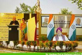 Hardeep Singh Puri unveils statue of Maharani Lakshmi Bai in Hisar college