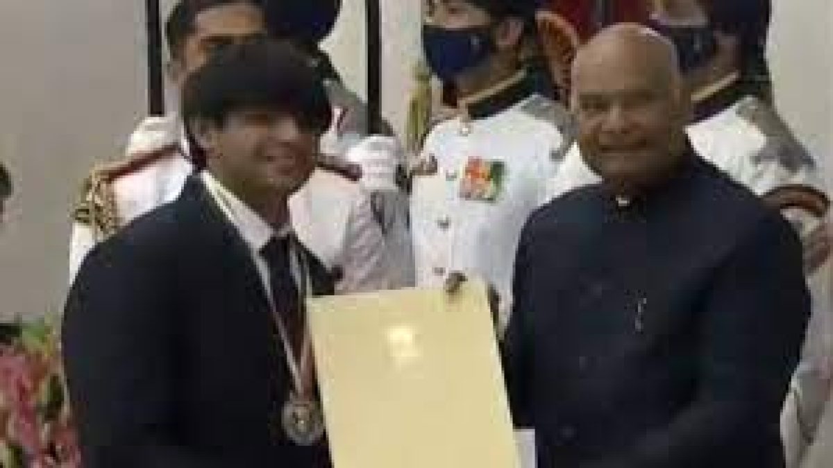 Neeraj Chopra receives Major Dhyan Chand Khel Ratna award