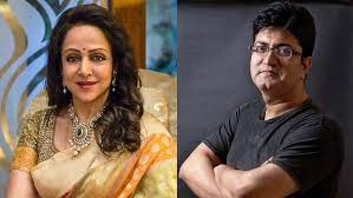 Hema Malini and Prasoon Joshi conferred with Film Personalities of the Year at 52nd IFFI