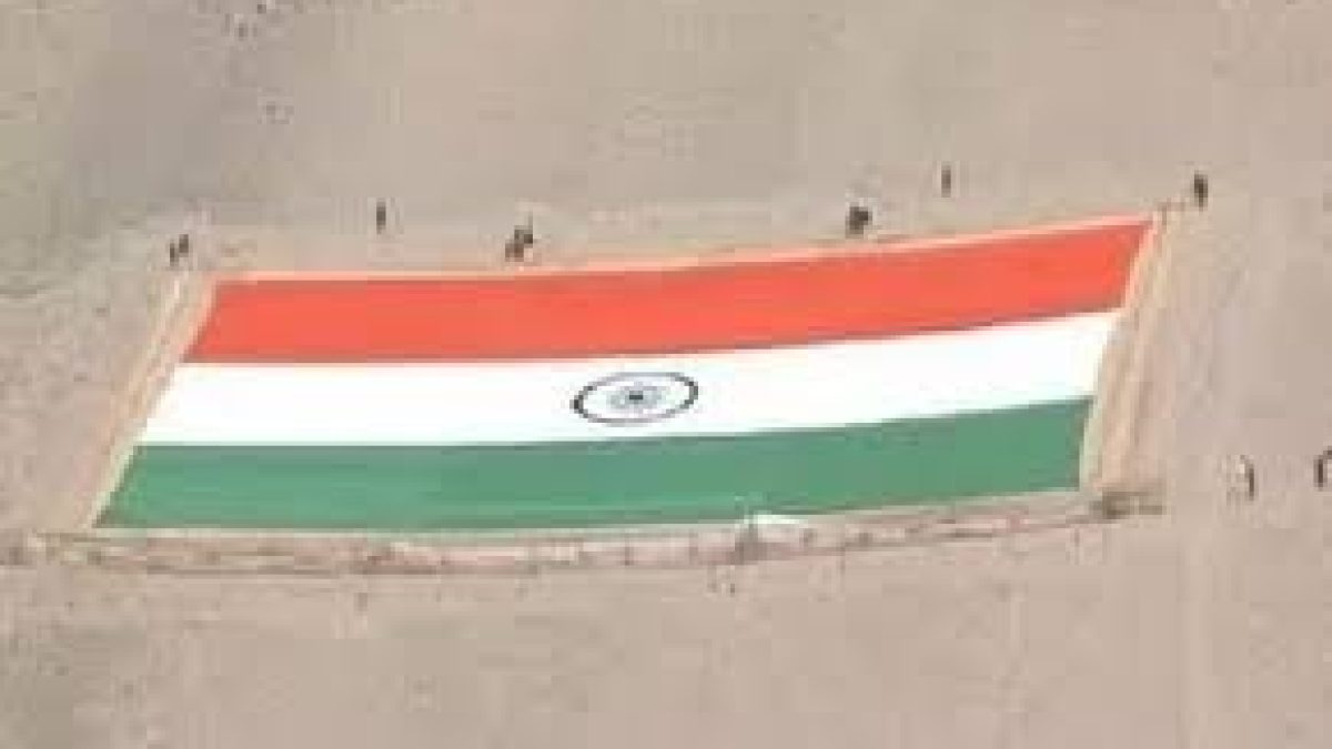 World’s largest Khadi National Flag displayed along India–Pakistan border on Army Day 2022