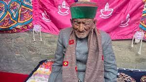 Shyam Saran, first voter of Independent India, casts his postal ballot for Himachal polls