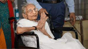 PM Modi’s mother Heeraben dies at 99, PM Modi begin the Cremation rites