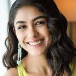 Mrunal Thakur honored Diversity Cinema award at Indian Film Festival 2023