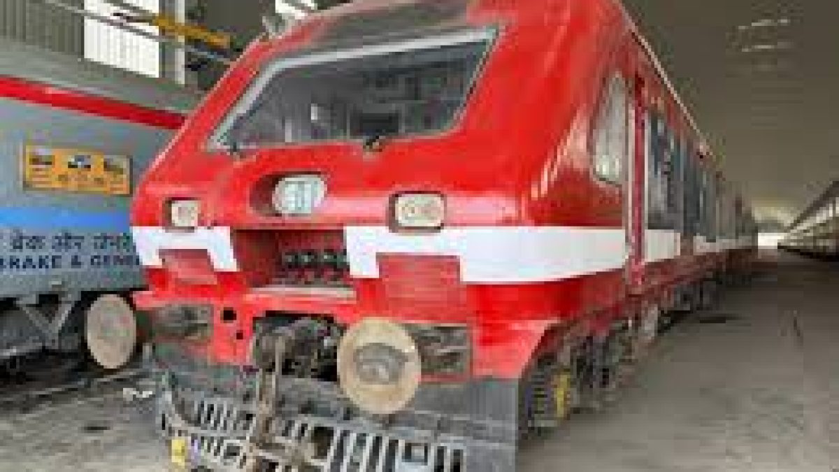 Indian Railways Launches First LNG–Diesel Dual-Fuel DEMU Train in Ahmedabad