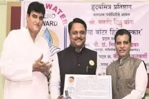 Social activist Makarand Tilloo won 'Save Water Hero Award'.