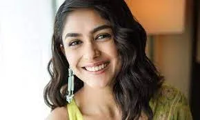 Mrunal Thakur honored Diversity Cinema award at Indian Film Festival 2023