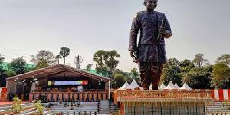 Narendra Modi unveils the Deendayal Upadhyaya statue