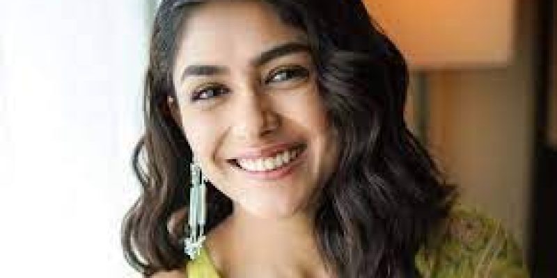 Mrunal Thakur honored Diversity Cinema award at Indian Film Festival 2023