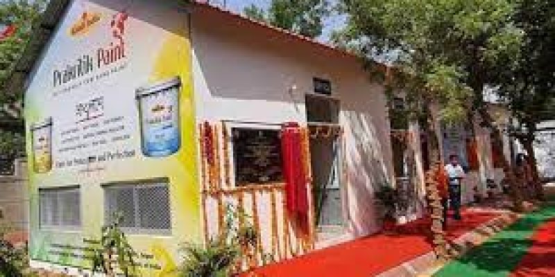 Nitin Gadkari becomes “Brand Ambassador” of Khadi Prakritik Paint