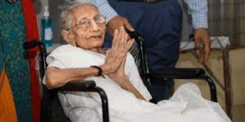 PM Modi’s mother Heeraben dies at 99, PM Modi begin the Cremation rites