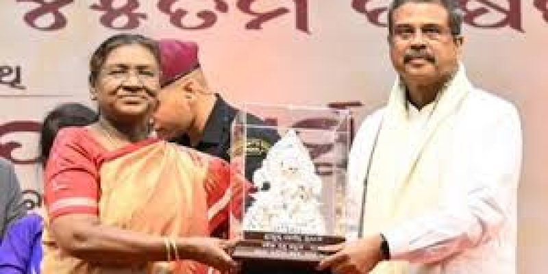 President Murmu Confers Kalinga Ratna Award 2024 to Dharmendra Pradhan