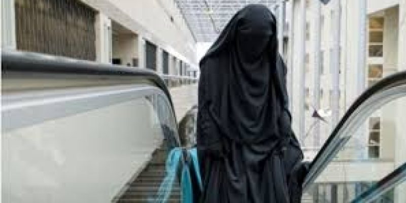 Sri Lanka announces burqa ban, to shut 1,000 madrasas