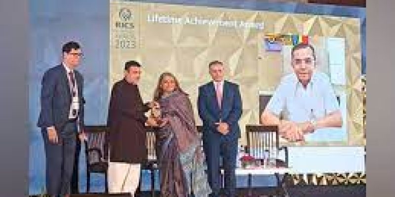 Subhash Runwal receives the Lifetime Achievement Award RICS