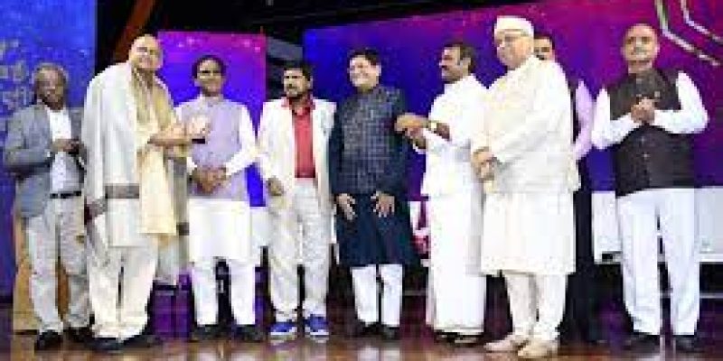 Sanjit Narwekar conferred with V Shantaram Lifetime achievement award at MIFF 2022