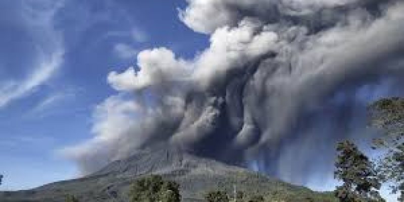 Sinabung volcano spewed new burst of hot ash
