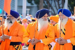 allows Sikhs to carry kirpans